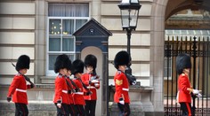Na fotky s britskou strážou zabudnite! Boja sa teroristov