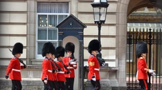 Na fotky s britskou strážou zabudnite! Boja sa teroristov
