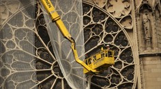 Robotníci na lešení Notre-Dame napriek zákazu fajčili. Príchod hasičov oddialila séria chýb