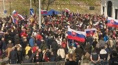 Pred parlamentom sa konal protest proti vydaniu Roberta Fica. Kaliňák poslal ľuďom odkaz z väzby