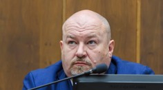 Politická dráma sa presúva do parlamentu: Huliaka môžu vystriedať traja muži. Jeden je poriadne kontroverzný