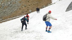 Obdobie krkolomných pádov na zvyškoch snehu na horách. Ak sa už teraz chystáte do Tatier, dajte si pozor