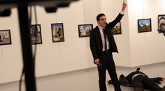 Ruského veľvyslanca v Turecku zastrelil policajt. Kričal, že za Aleppo