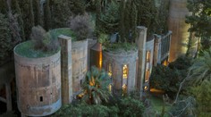 VIDEO: Starú cementáreň premenil na dom snov. Interiér vám vyrazí dych