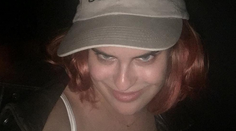 Drsné snímky dcéry Bruca Willisa. Holé prsia a ruka v rozkroku