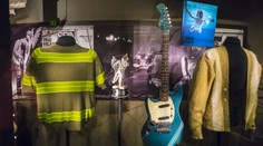 Gitaru Kurta Cobaina z posledného turné vydražili za ohromnú sumu. Na rozdiel od iných je neporušená