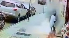 VIDEO: Muž (57) mal šťastie v nešťastí. Počas chôdze po chodníku odrazu nastal výbuch