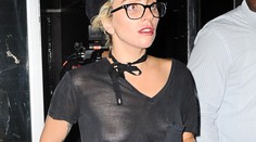 Uff, toto nie je pekný pohľad. Lady Gaga naostro v priesvitnom tričku