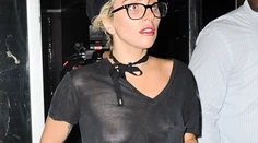 Uff, toto nie je pekný pohľad. Lady Gaga naostro v priesvitnom tričku