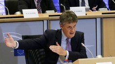 Britský eurokomisár sa vzdáva funkcie: Nemôžem sa tváriť, akoby sa nič nestalo