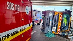 FOTO: V Bratislave sa prevrátilo smetiarske auto. Hasiči vyslobodzovali zakliesneného človeka