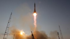 Kozmická loď Sojuz s trojčlennou posádkou sa spojila s ISS