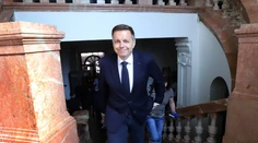 Začal sa súd s Petrom Kažimírom. Z funkcie neplánuje odstúpiť