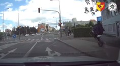 VIDEO: Zdrogovaný motorkár si z policajtov robil dobrý deň, unikal im aj na zadnom kolese