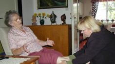 Za starostlivosť o nevládnych či zdravotne hendikepovaných dostanú opatrovatelia a asistenti o niečo viac peňazí