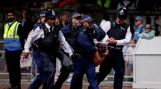 VIDEO: Už v prvý deň osláv zasahovala polícia. Zadržali niekoľko mužov, jeden mal na hlave korunu