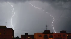 Počasie bude divoké. SHMÚ vydal výstrahu pred vetrom, búrkami aj teplom