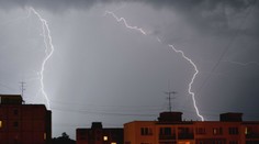 Zatvárajte okná a balkóny. Slovensko aj dnes potrápia búrky