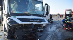 Na križovatke sa zrazili štyri autá: Po nehode pri Veľkom Mederi zomrel jeden z vodičov