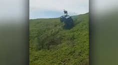 SUV sa zrútilo z kopca do hlbokej doliny, vodiča aj spolujazdkyňu vymrštilo z kabíny