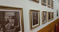 Uštipačná reakcia na obrázok Trumpa ako Ježiša. Umelec vytvoril ironickú výstavu