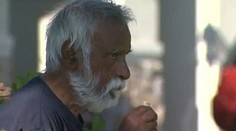 Bezdomovec žije na trávniku pred vlastnou vilou. Vyhodila ho žena