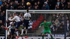 Dúbravka mal plné ruky práce a párkrát ho zachránili spoluhráči, napokon však inkasoval