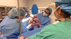 Dojímavý pohľad. Dvojičky sa pri narodení držali za ruky