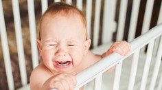 Z trhu sťahujú nebezpečnú detskú postieľku. Dieťaťu hrozí vážne zranenie