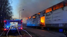 V Dunajskej Strede horí hala na výrobu peliet. Požiar sa podarilo lokalizovať