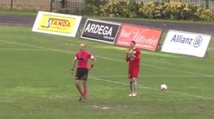 Brankár nevydržal, močil za bránkou počas zápasu