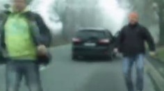 S dieťaťom v aute vybrzďovali vodiča. Rozzúrení muži sa ho chystali zbiť