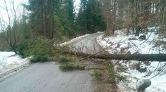 Pozor na silný vietor, výstrahy už platia nielen na horách