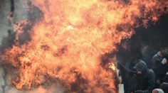V Aténach išlo o život: Fanúšik AEK hodil do sektora Ajaxu molotovovov koktail