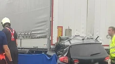 Nemal šancu prežiť! Auto vletelo pred Bratislavou na D2 do kamióna
