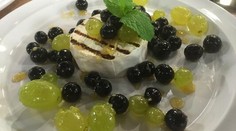 RECEPT NA SOBOTU: Glazované hrozno s medom na grilovanom syre