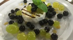RECEPT NA SOBOTU: Glazované hrozno s medom na grilovanom syre