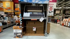 Obchodníci lákajú na balkónové solárne panely. Odborníci varujú, že bezpečnosť aj úspora sú otázne