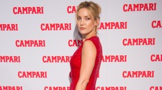 Dokonalá Kate Hudson. Takto sa nosí výstrih po pupok