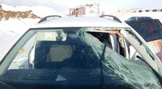 Zo strechy nákladiaku sa uvoľnil kus ľadu. Oprotiidúci dostal riadnu šupu, je v nemocnici