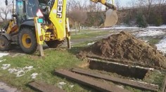 Nedôstojné praktiky pochovávania na cintoríne v Seredi. Nebožtíkov zasypávajú bagrom