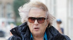 Po boku známeho speváka je mladá žabka. Je medzi nimi takmer 50-ročný rozdiel