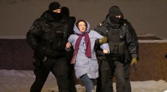 Navaľného tím potvrdil jeho úmrtie. Ruská polícia zatýkala ľudí, ktorí spomínali na zosnulého politika