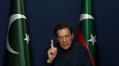 Pakistanského expremiéra Chána odsúdili na 14 rokov väzenia, do väzenia poslali aj jeho manželku