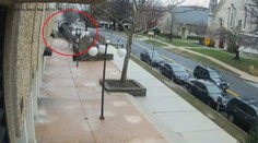 VIDEO: Vodička počas parkovania vypadla s autom zo 4. poschodia na ulicu