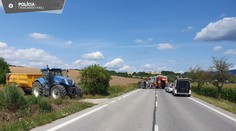 Vážna nehoda pri Hradišti. Po kolízii auta s traktorom zasahoval vrtuľník