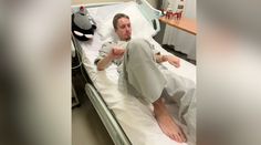 Denis sa pripravuje na dlhú cestu domov. V nemocnici cvičí aj napriek horúčke a nízkemu tlaku