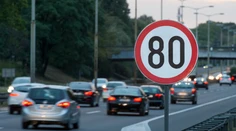 Pri vjazde do obce začne auto automaticky brzdiť na päťdesiatku. EÚ schválila povinný obmedzovač rýchlosti