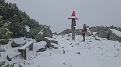 Zima sa pripomína aj dva týždne pred začiatkom letnej turistickej sezóny. V Tatrách hlásia miestami vyše pol metra snehu