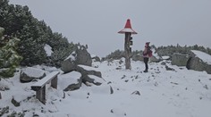 Zima sa pripomína aj dva týždne pred začiatkom letnej turistickej sezóny. V Tatrách hlásia miestami vyše pol metra snehu
